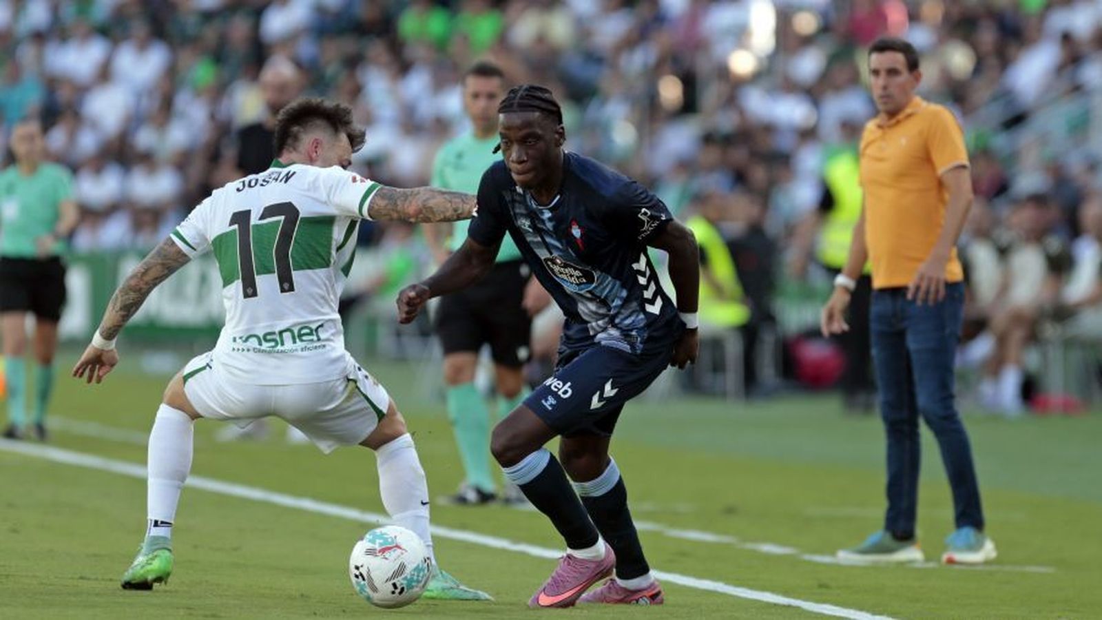 Josan, en una acció del partit de la priemra volta