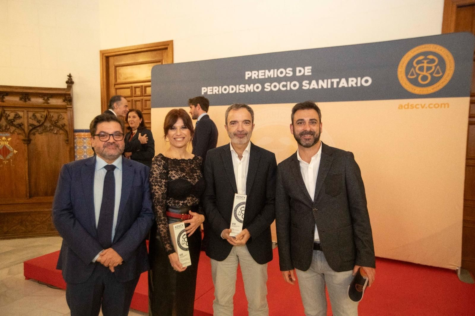 Els 3 guardoants, Paco Miguel, Silvia Aucejo i Salvador Enguix junt a Iván Esteve, cap d'Informatius d'À Punt