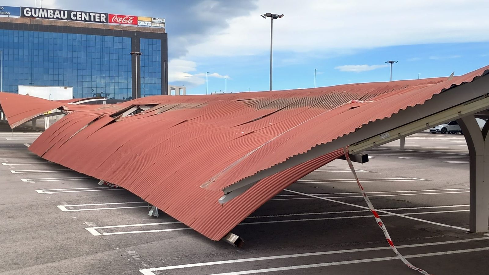 El sostre del pàrquing d'un centre comercial tombat pel vent a Castelló de la Plana