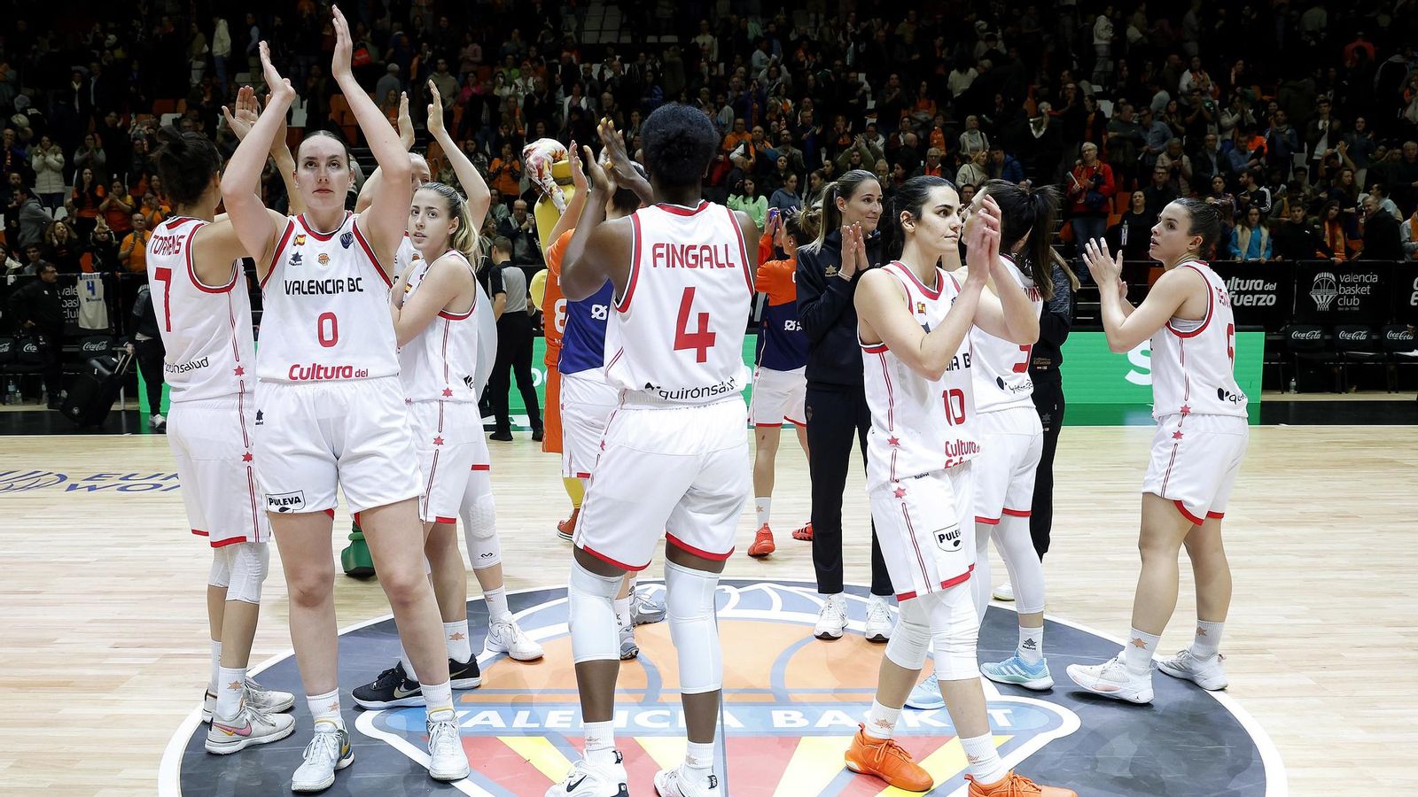 L'equip taronja, després d'un partit d'Eurolliga a la Fonteta