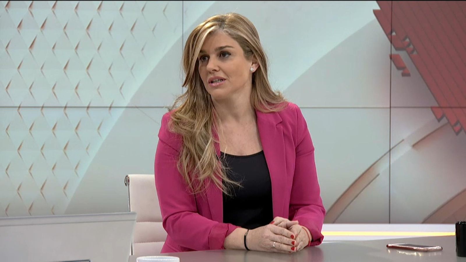 Eva Ortiz durant una entrevista en À Punt Notícies