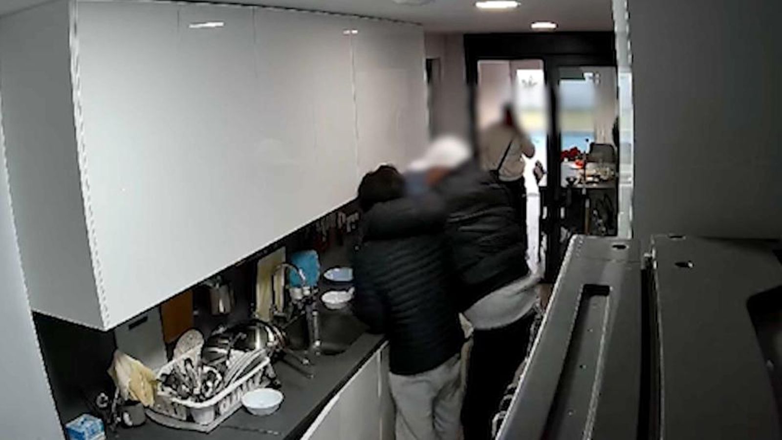 Moment en el qual els assaltants ataquen al propietari de l'habitatge en la cuina de la seua casa de Bétera