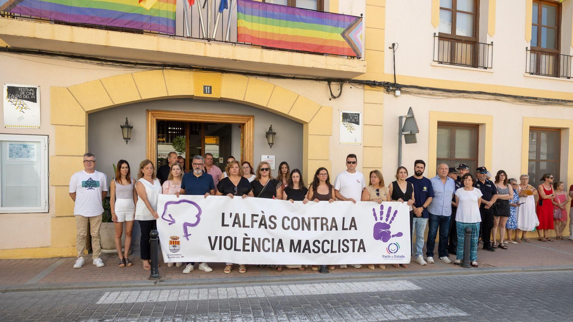 Minut de silenci a l'Alfàs del Pi Minut de silenci a l'Alfàs del Pi