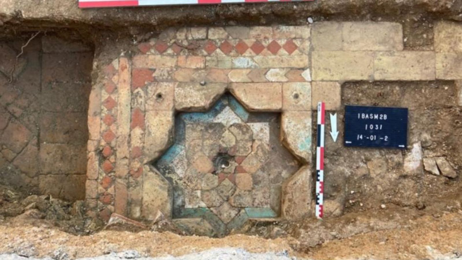 Un detall de la font mudèjar trobada al barri del Carme.