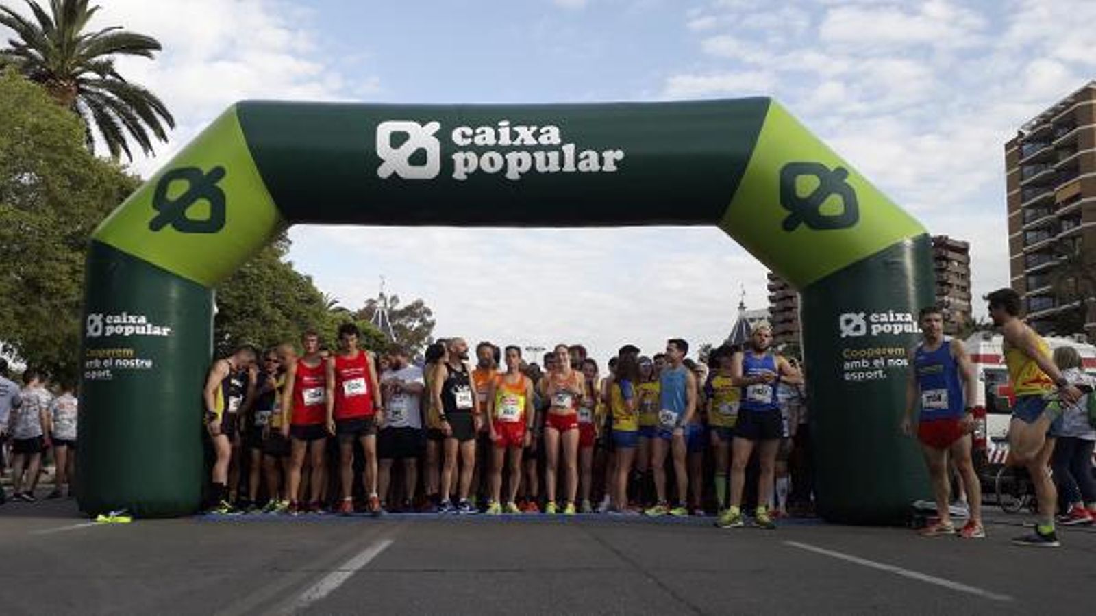 Els atletes es preparen per a iniciar la carrera que transcorre per l'Albereda i Blasco Ibáñez