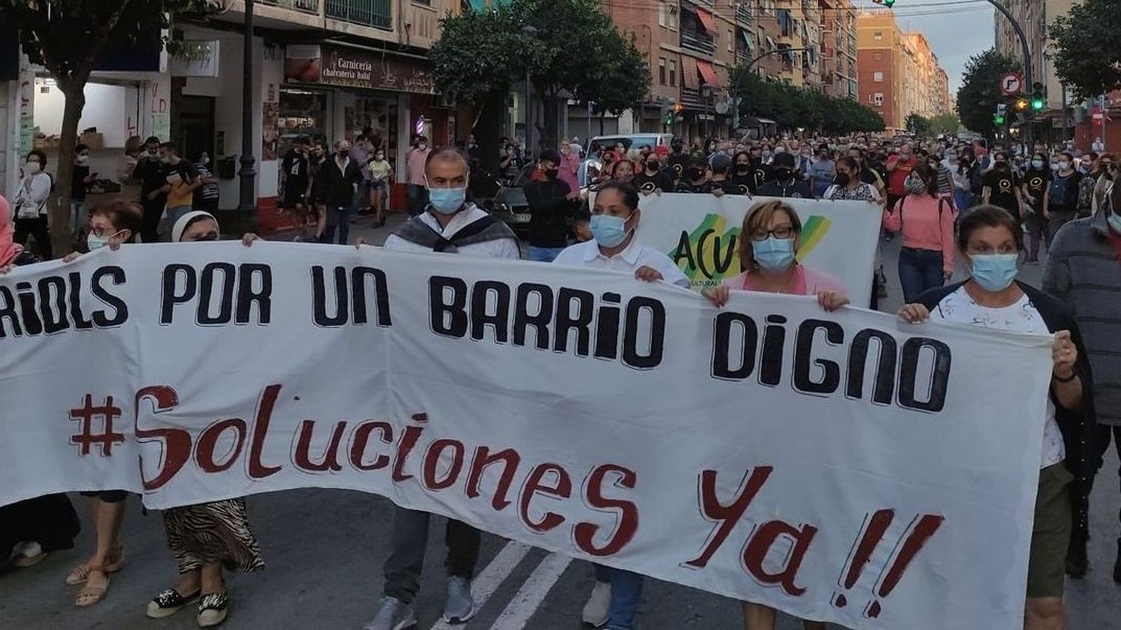 El veïnat dels Orriols, a València, durant la manifestació, amb una pancarta