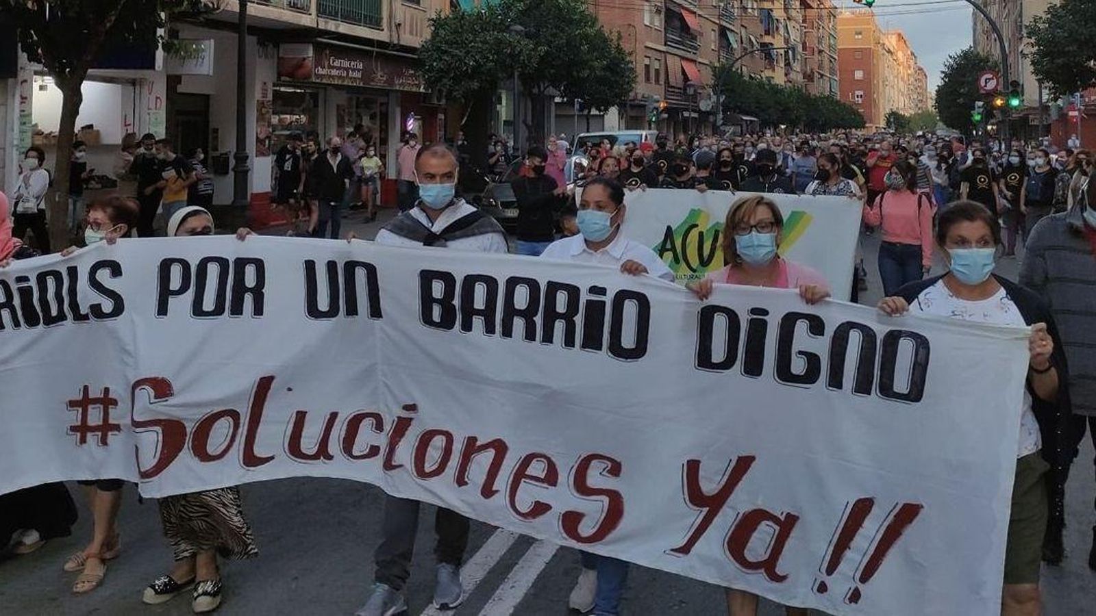 El veïnat dels Orriols, a València, durant la manifestació, amb una pancarta El veïnat dels Orriols, a València, durant la manifestació, amb una pancarta