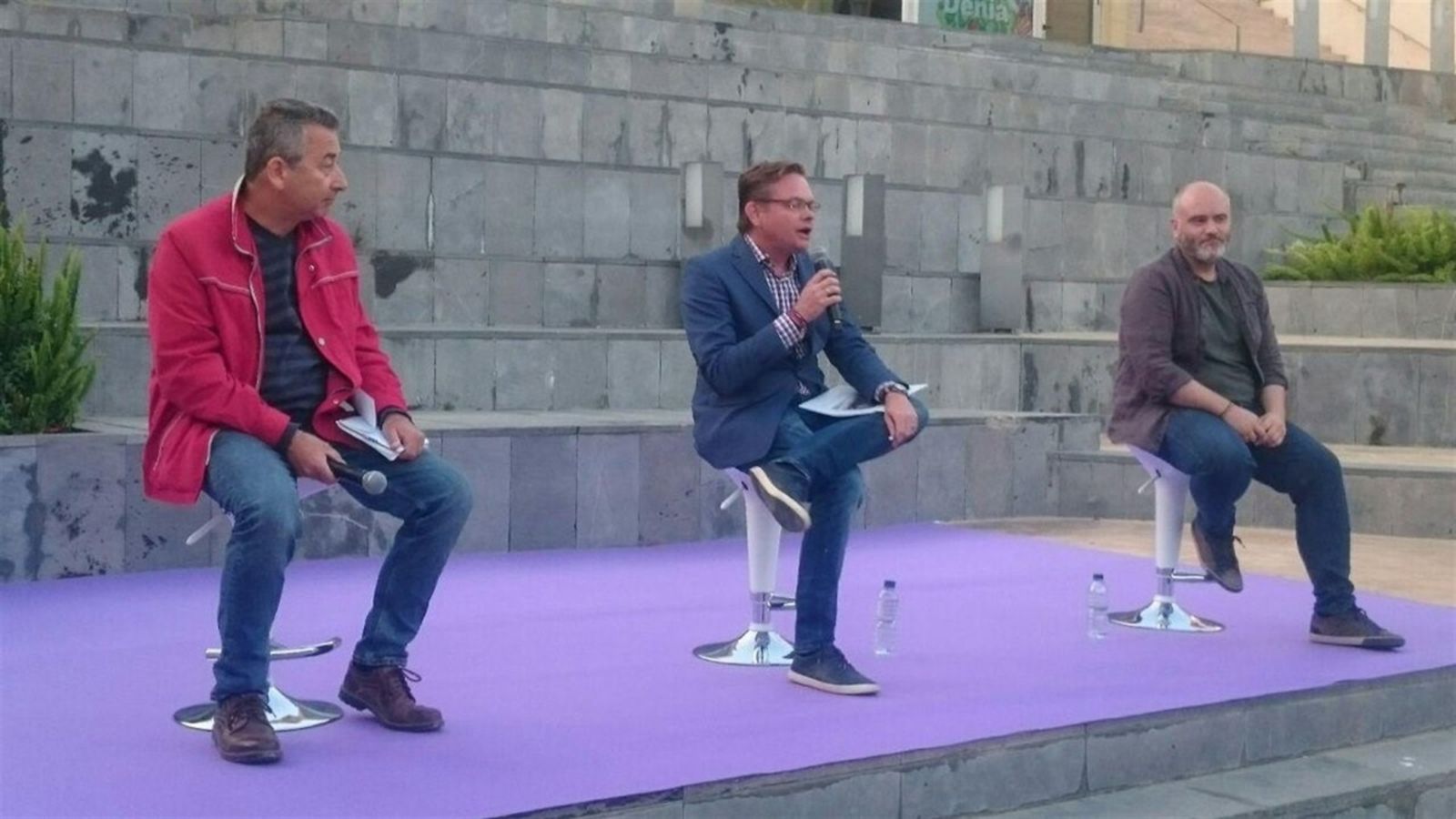 Alex Rodenkirchen (centre) durant un acte de partit