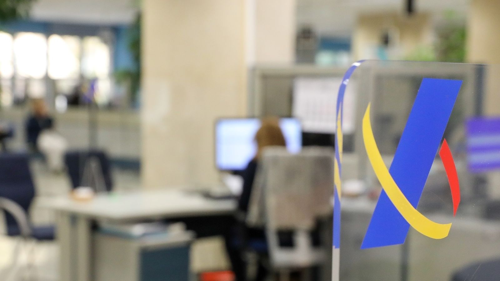 Una empleada treballa en una oficina de l'Agència Tributària
