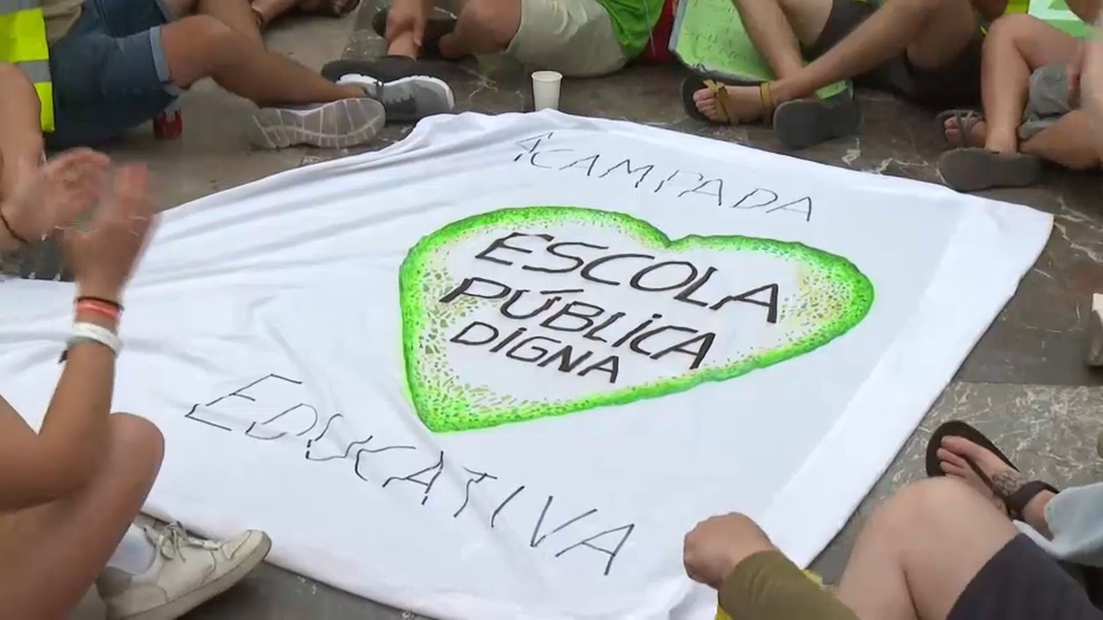 Un cartell per l'escola pública en l'acampada a la plaça de la Mare de Déu de València