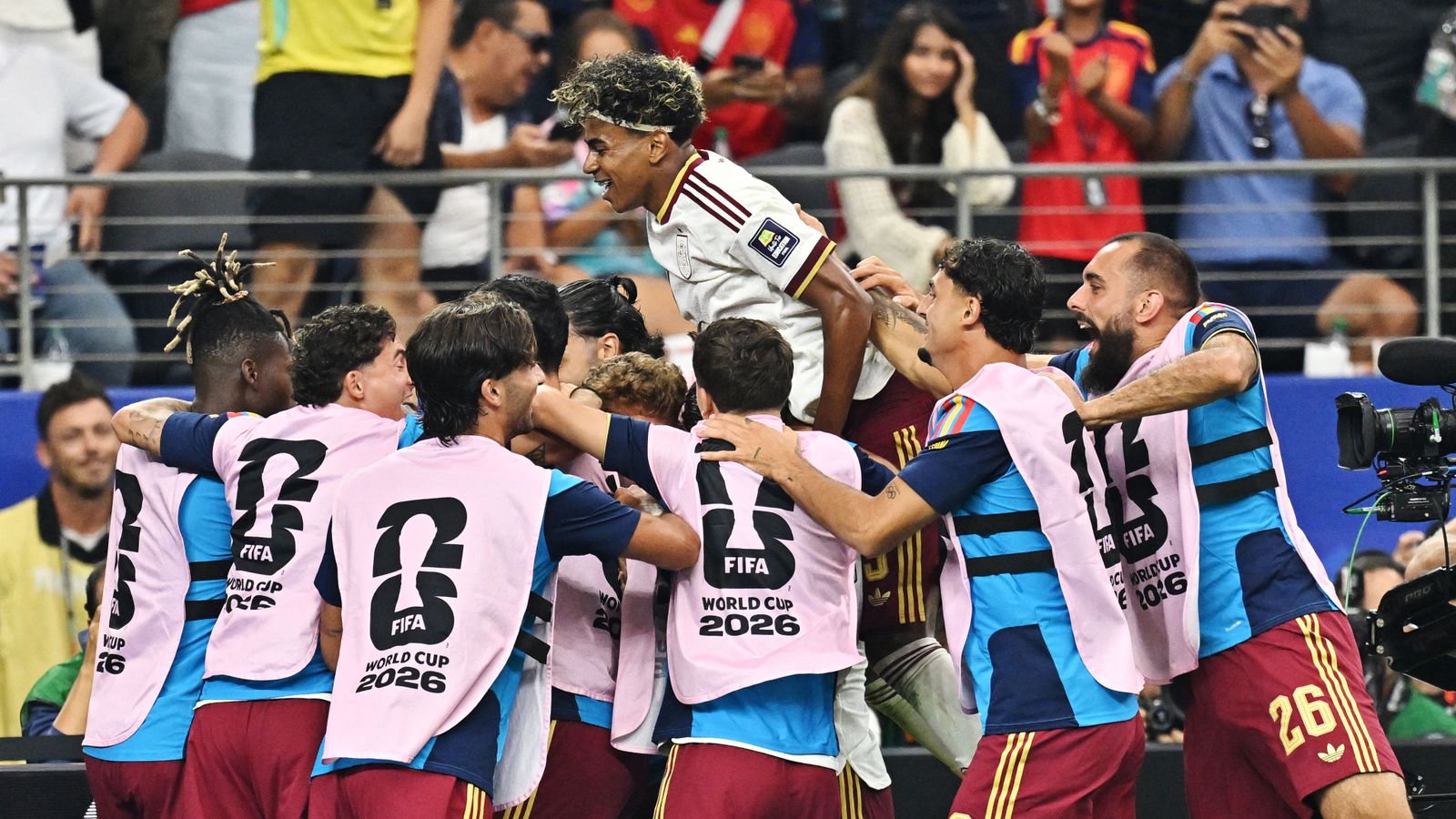 Els jugadors de la selecció espanyola celebren un gol