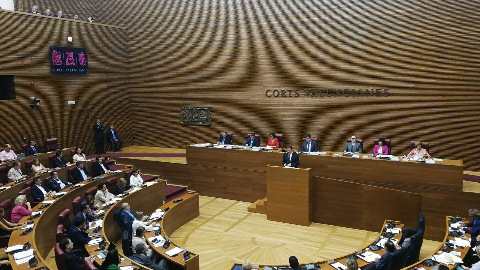 Imatge de Ximo Puig pronunciant el seu discurs a les Corts