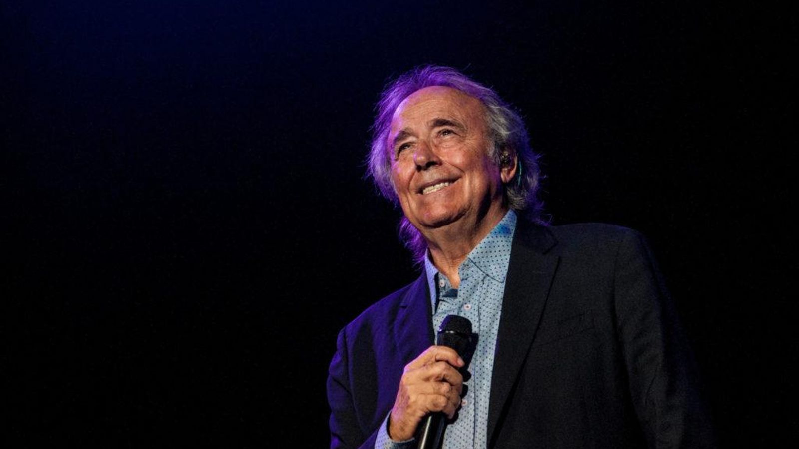 Serrat durant una actuació