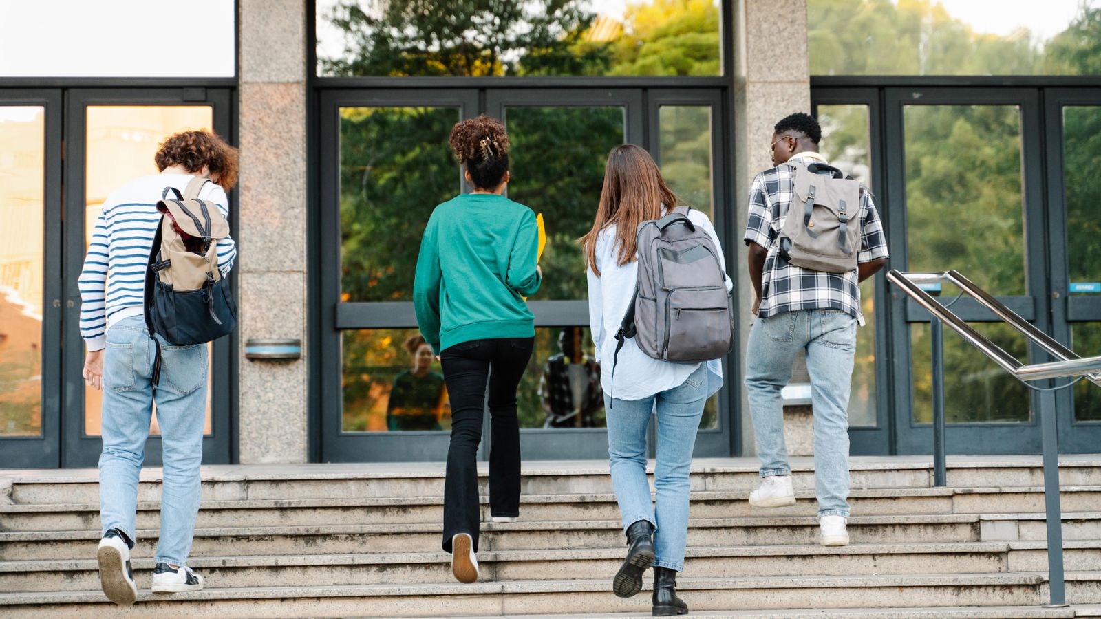 Estudiants universitaris entrant a la facultat en una imtage d'arxiu