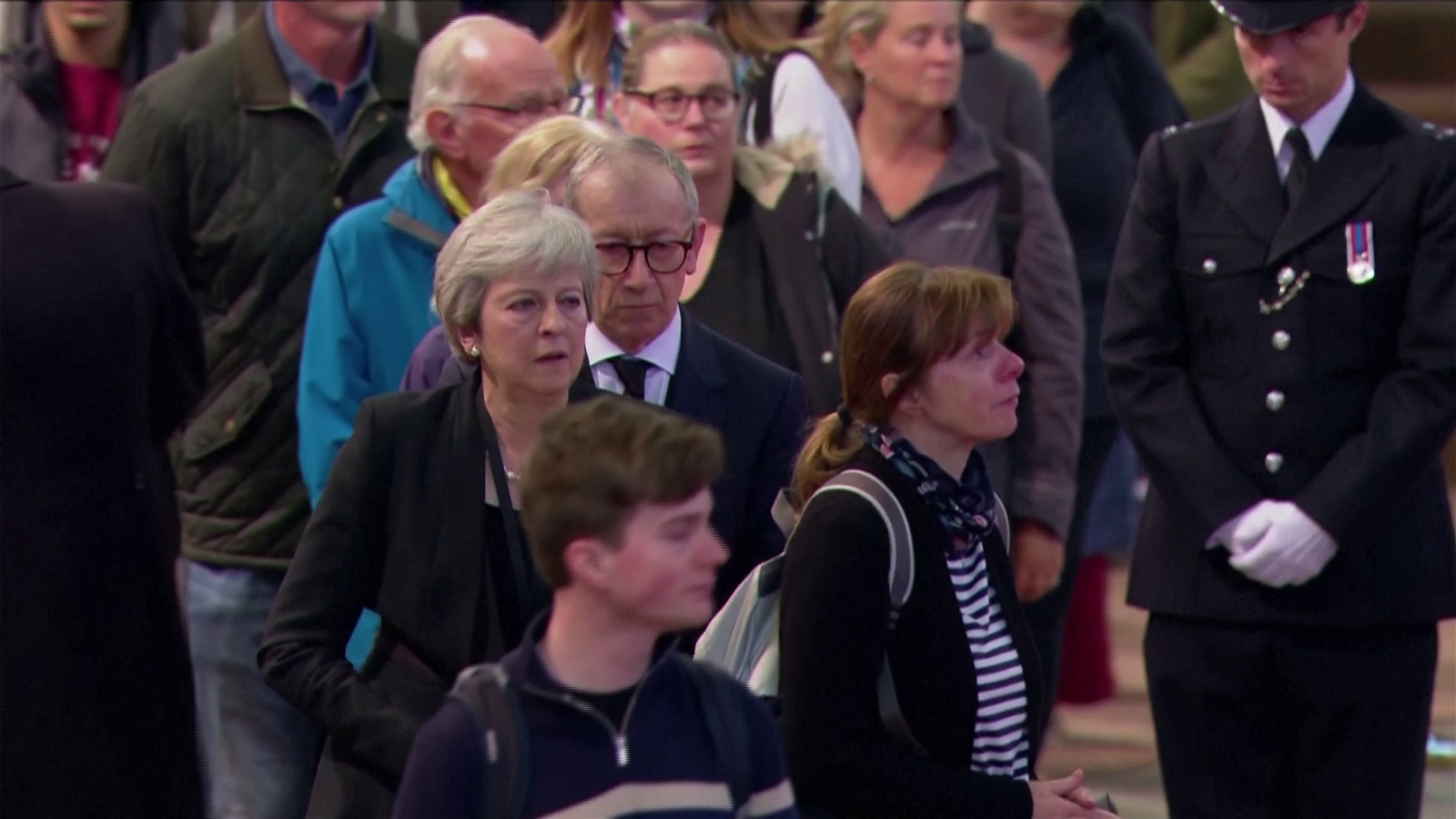 L'exprimera ministra britànica Theresa May (a l'esquerra), guardant torn a la capella ardent d'Isabel II