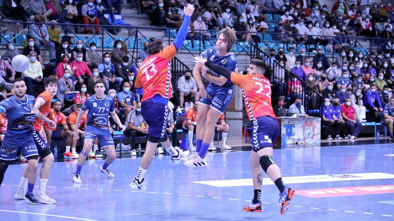 Álvaro tracta de blocar el llançament d'un jugador rival