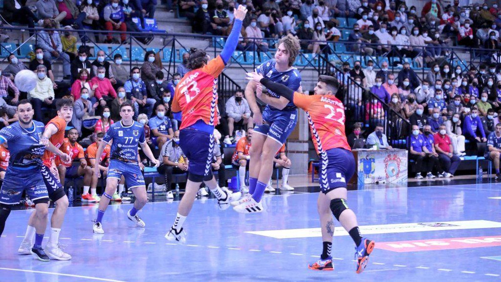 Álvaro tracta de blocar el llançament d'un jugador rival Álvaro tracta de blocar el llançament d'un jugador rival