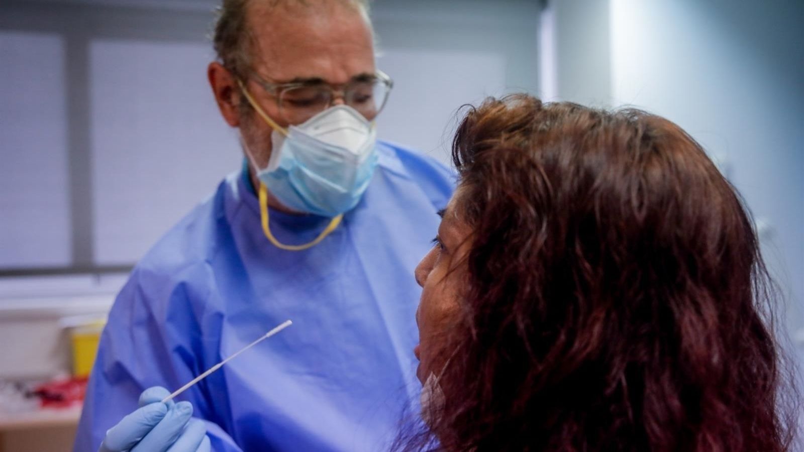 Una dona es fa un PCR.