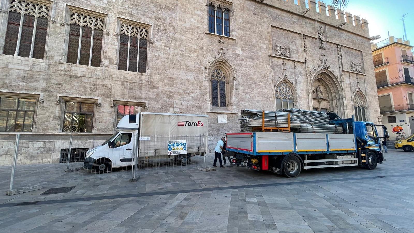 Les tanques arriben a la Llotja de València Les tanques arriben a la Llotja de València