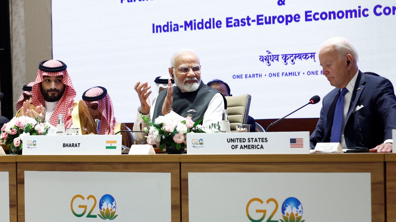 El príncep hereu d'Aràbia Saudita, Mohammed bin Salman Al Saud; el primer ministre indi, Narendra Modi, i el president estatunidenc, Joe Biden a la cimera del G20 a Nova Delhi