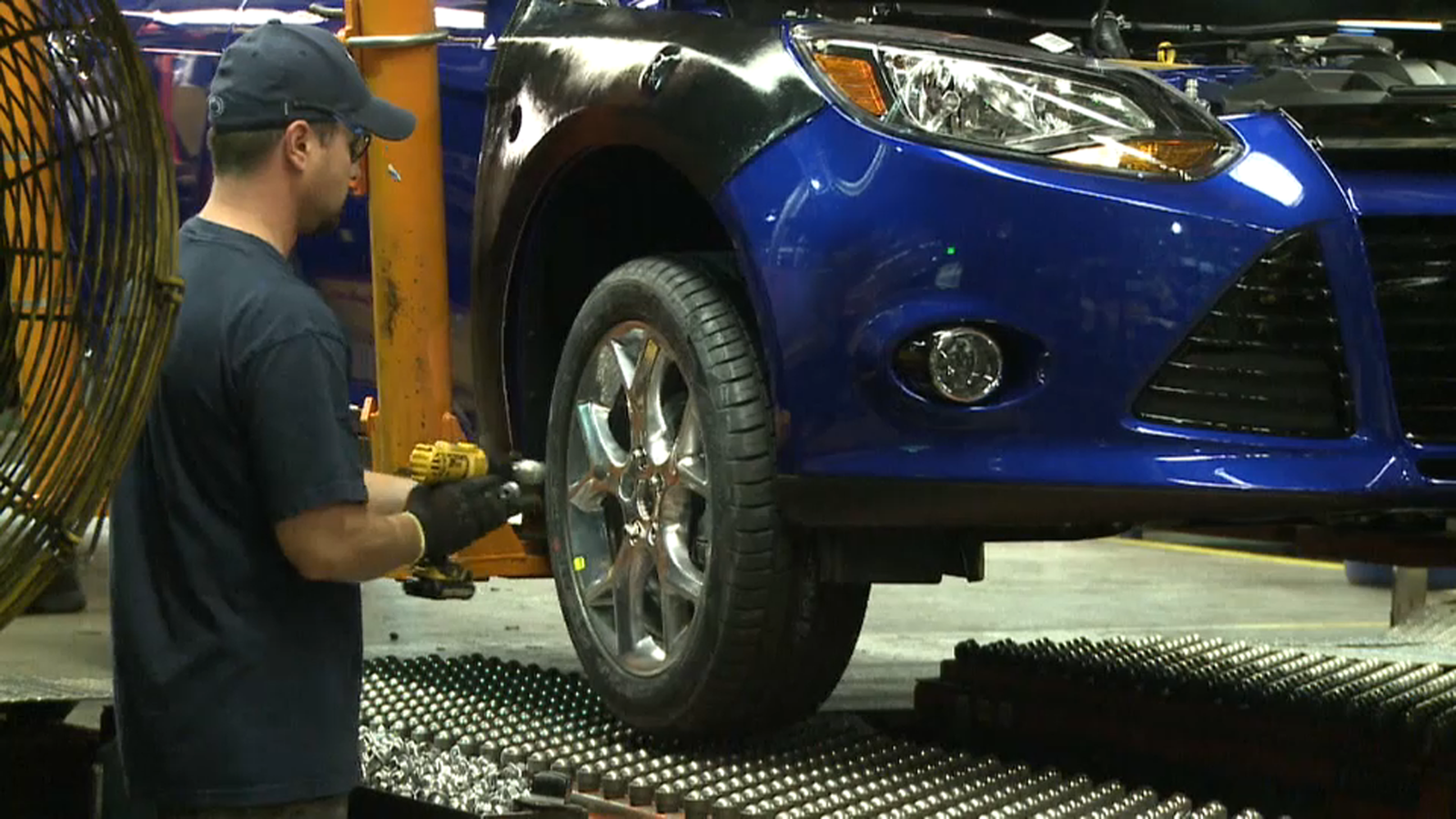 Treballador a la planta de la Ford d'Almussafes, en una imatge d'arxiu