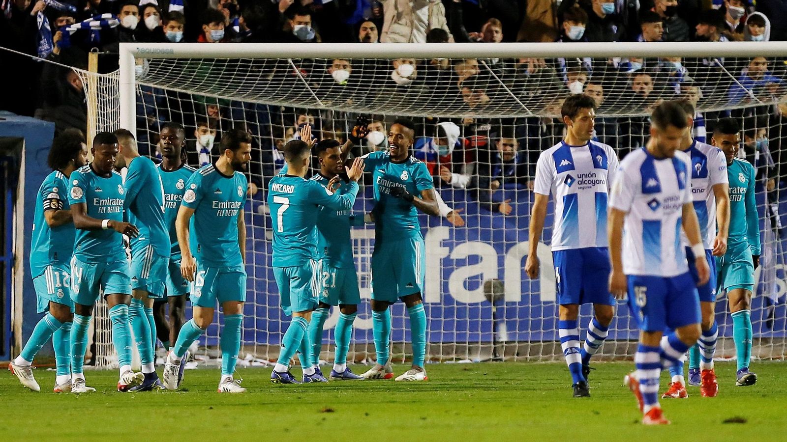 Els jugadors del Reial Madrid celebren un gol al Collao