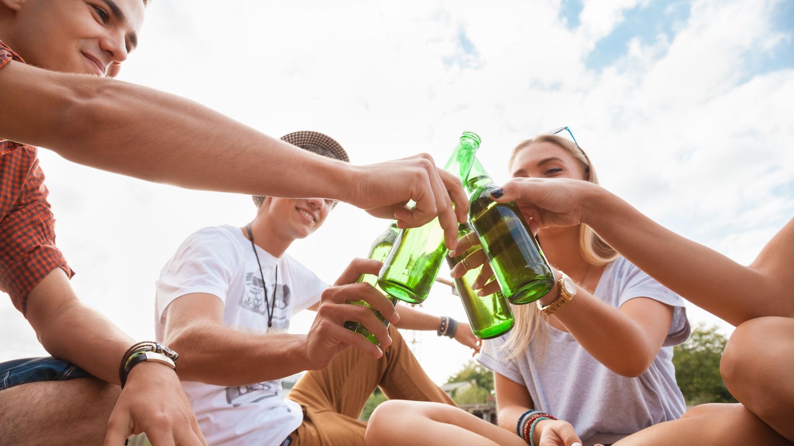 Un grup de joves consumint alcohol