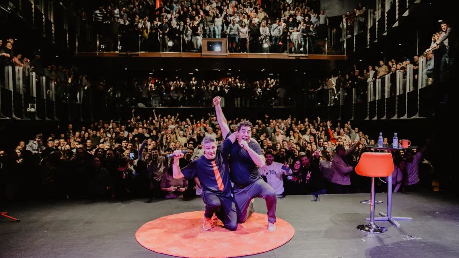 Els humoristes Tian Lara i Pablo Chiapella durant un espectacle d'Anticoach
