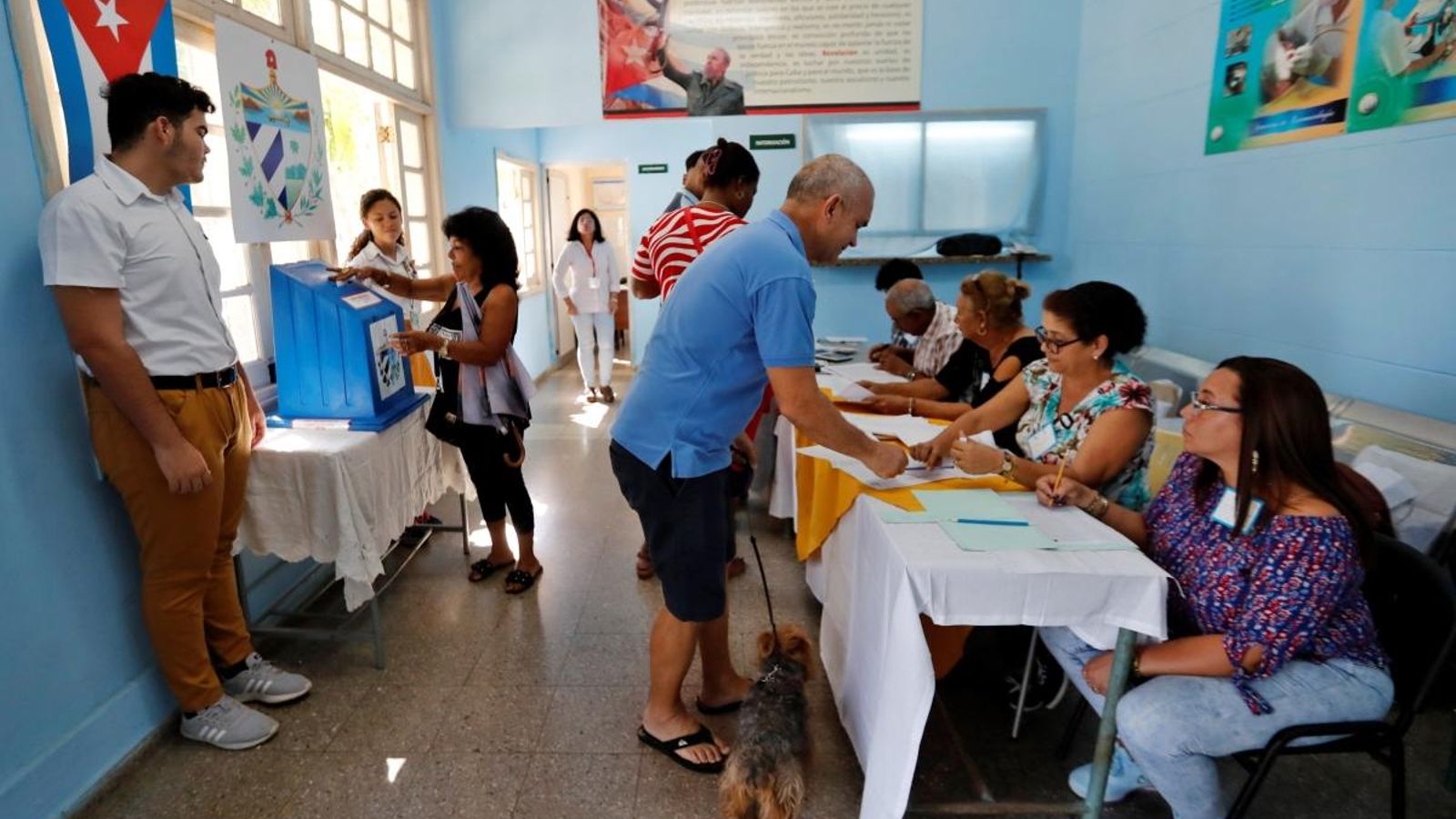 Un home vota a l'Havana en el referèndum sobre la nova Constitució de Cuba