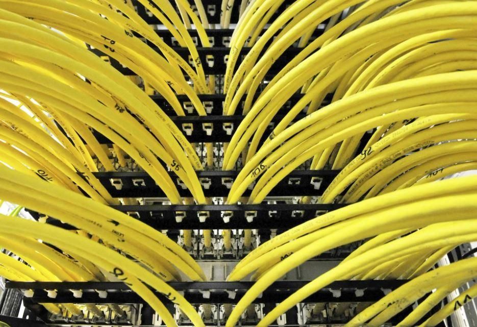 Una imatge d'arxiu mostra cables grocs de computadora en una sala de servidors Una imatge d'arxiu mostra cables grocs de computadora dins d'una sala de servidors