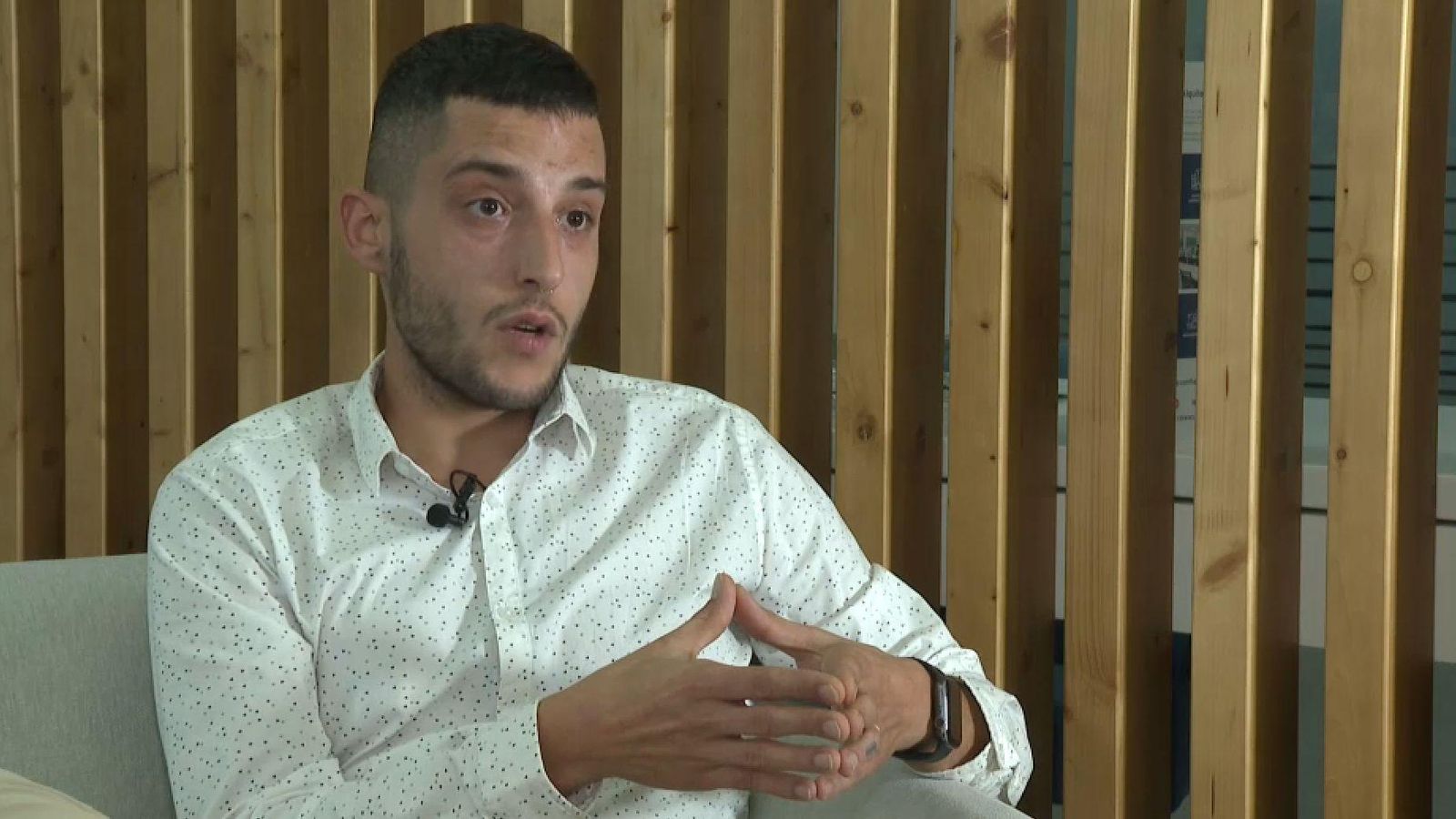 Joshua Alonso, agent d'igualtat i formador contra la violència de gènere, durant la conversa que ha mantingut amb À Punt