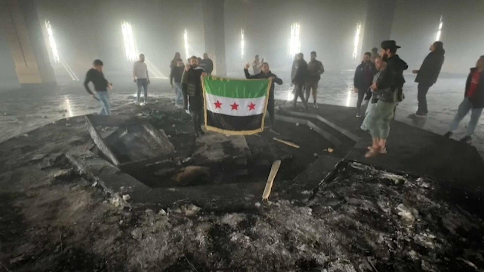Homes armats posen davant de les cendres de la tomba de Hafiz al-Assad, l'expresident de Síria i pare de l'exdictador, Bashar al-Assad Homes armats posen davant les cendres de la tomba de Hafiz al-Assad, l'expresident de Síria i pare de l'exdictador, Bashar al-Assad