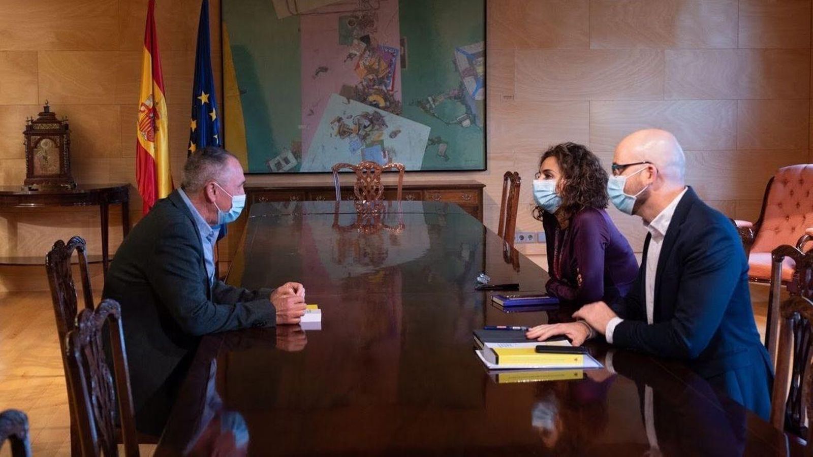 El diputat de Compromís en el Congrés, Joan Baldoví, reunit amb la ministra d'Hisenda, María Jesús Montero, i el secretari d'Estat de Drets Socials, Nacho Álvarez