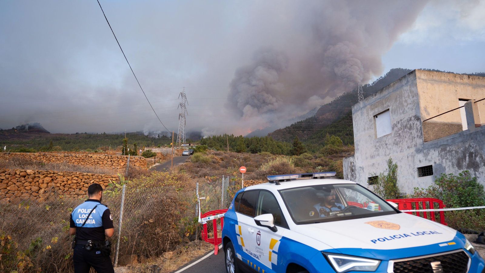 Fins a onze mitjans aeris treballen en l'extinció del foc, difícil de controlar per l'orografia del terreny i perquè l'incendi ha pres molta força