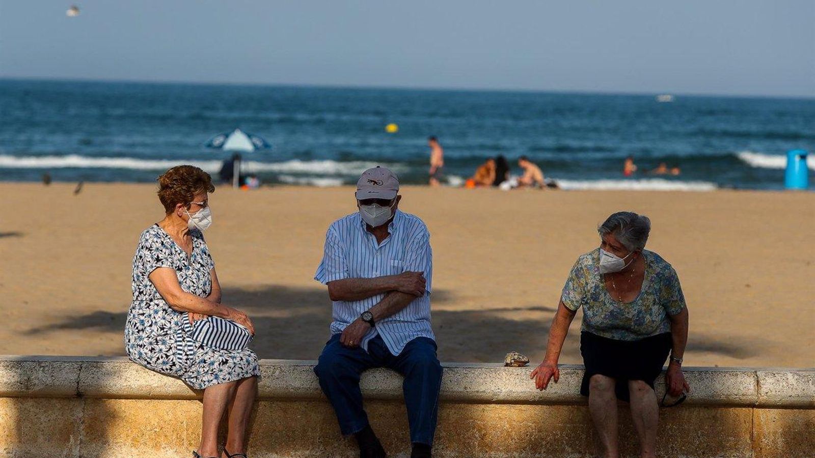 Tres persones majors a la platja de la Malva-rosa de València