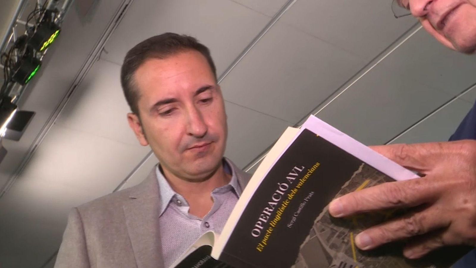 El periodista Sergi Castillo en un moment de la presentació del seu llibre, 'Operació AVL: El pacte lingüístic dels valencians'