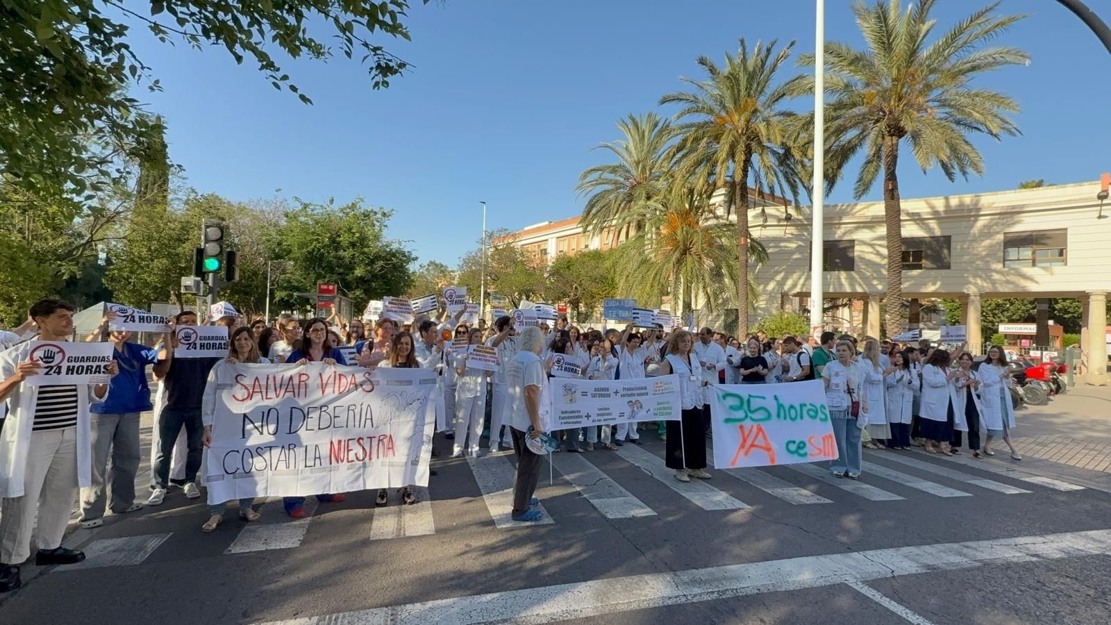 Un moment de la protesta, este dimarts, dels metges a l'Hospital General de València