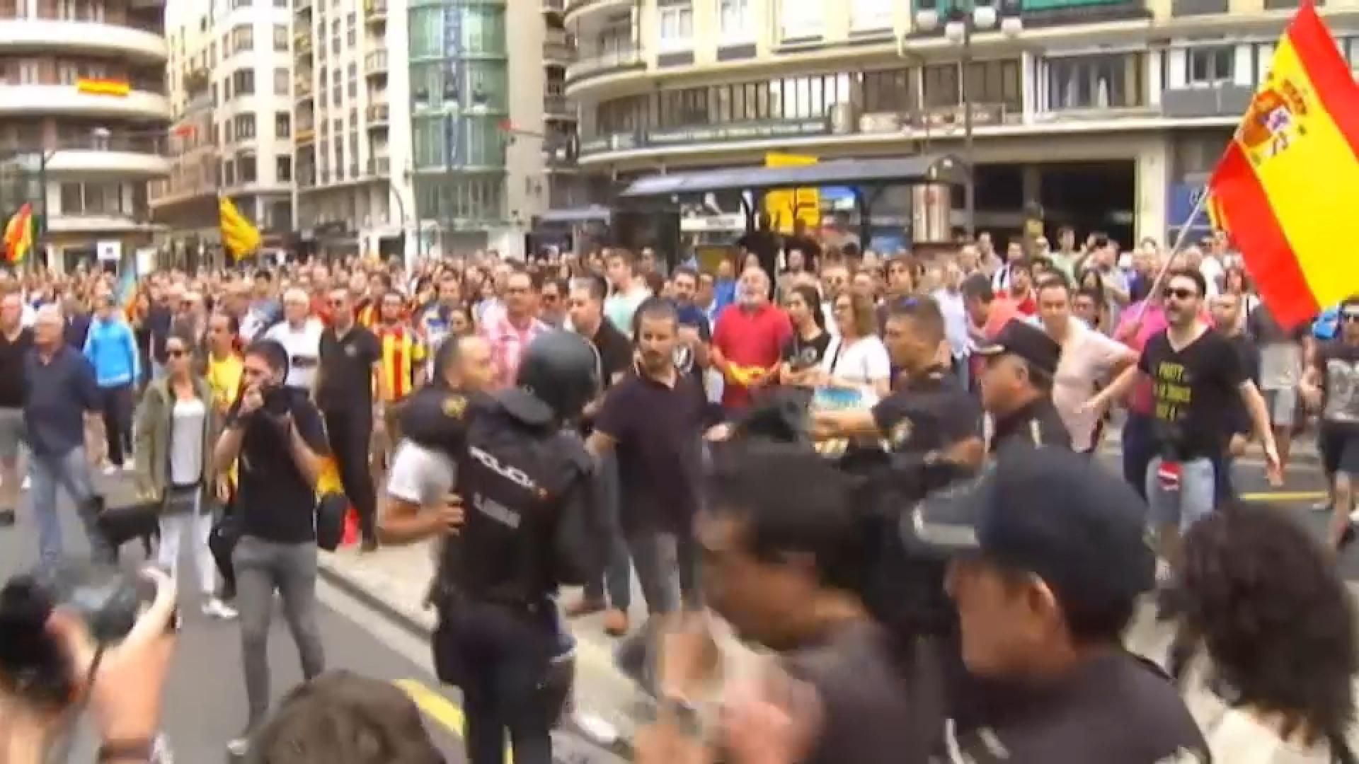 Diversos agentes tracten de reduir alguns dels manifestats violents que van participar en la manifestació del 9 d'Octubre del 2017 Diversos agentes tracten de reduir alguns dels manifestats violents que van participar en la manifestació del 9 d'Octubre del 2017