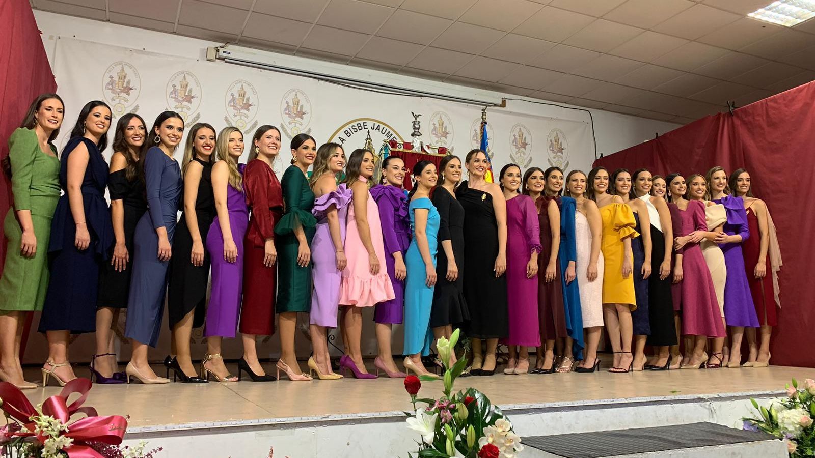 La fallera major de València de 2024, María Estela Arlandis Ferrando, i la de 2023, Paula Mengó, amb les seues respectives corts d'honor