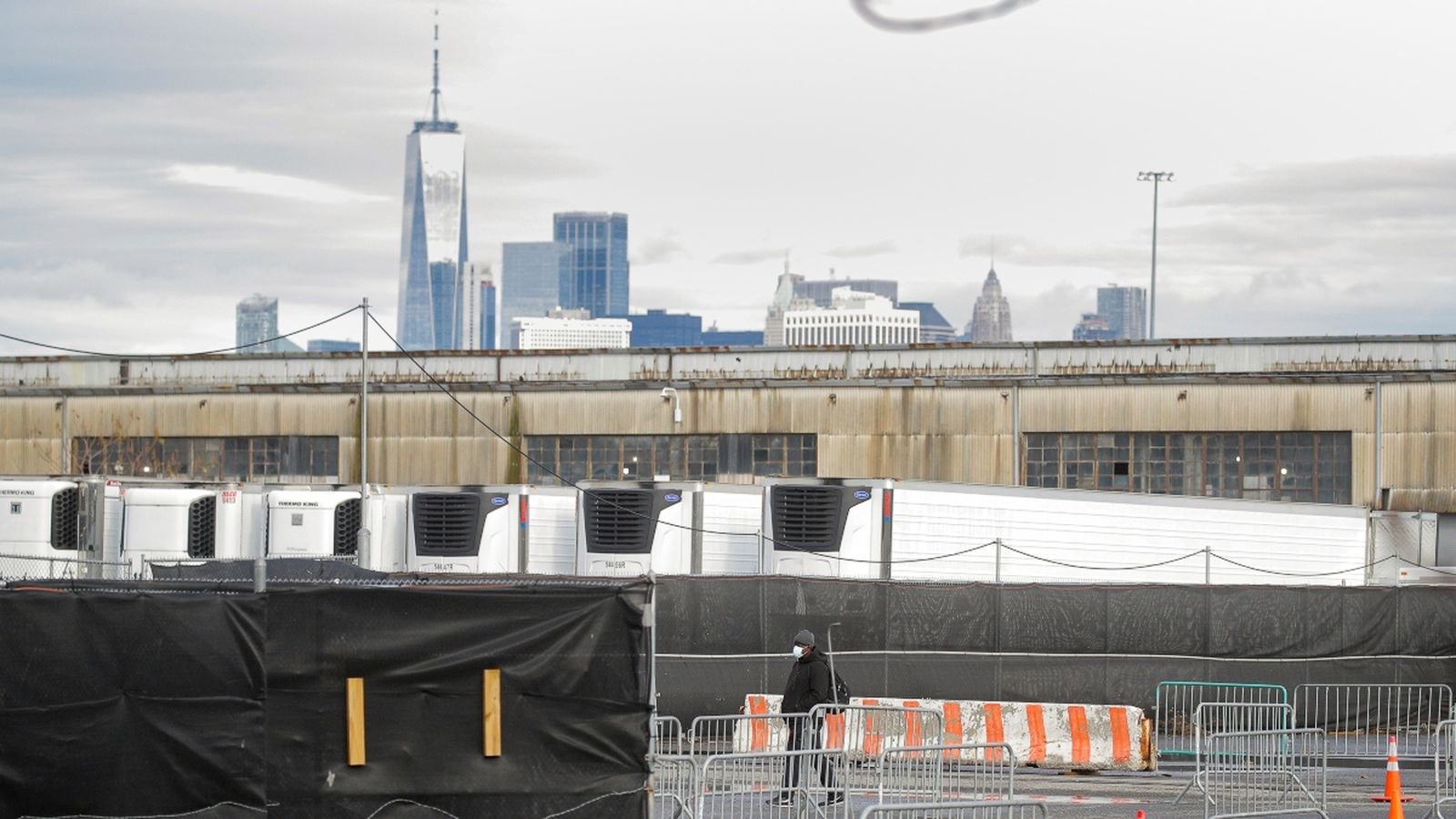 Els camions refrigerats amb els cossos al depòsit temporal de cadàvers de Nova York