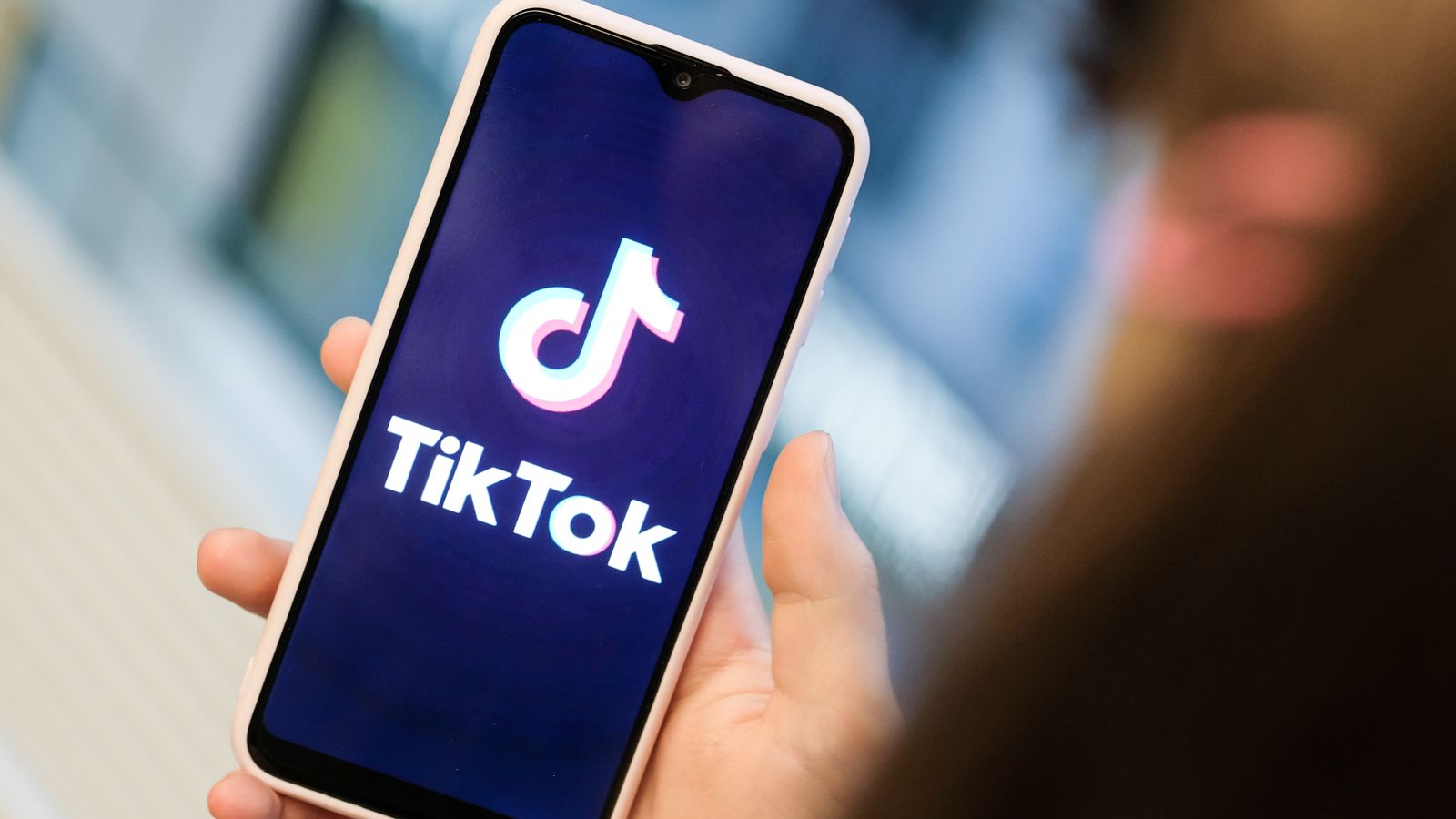 Imatge d'arxiu d'un mòbil obrint l'aplicació de TikTok