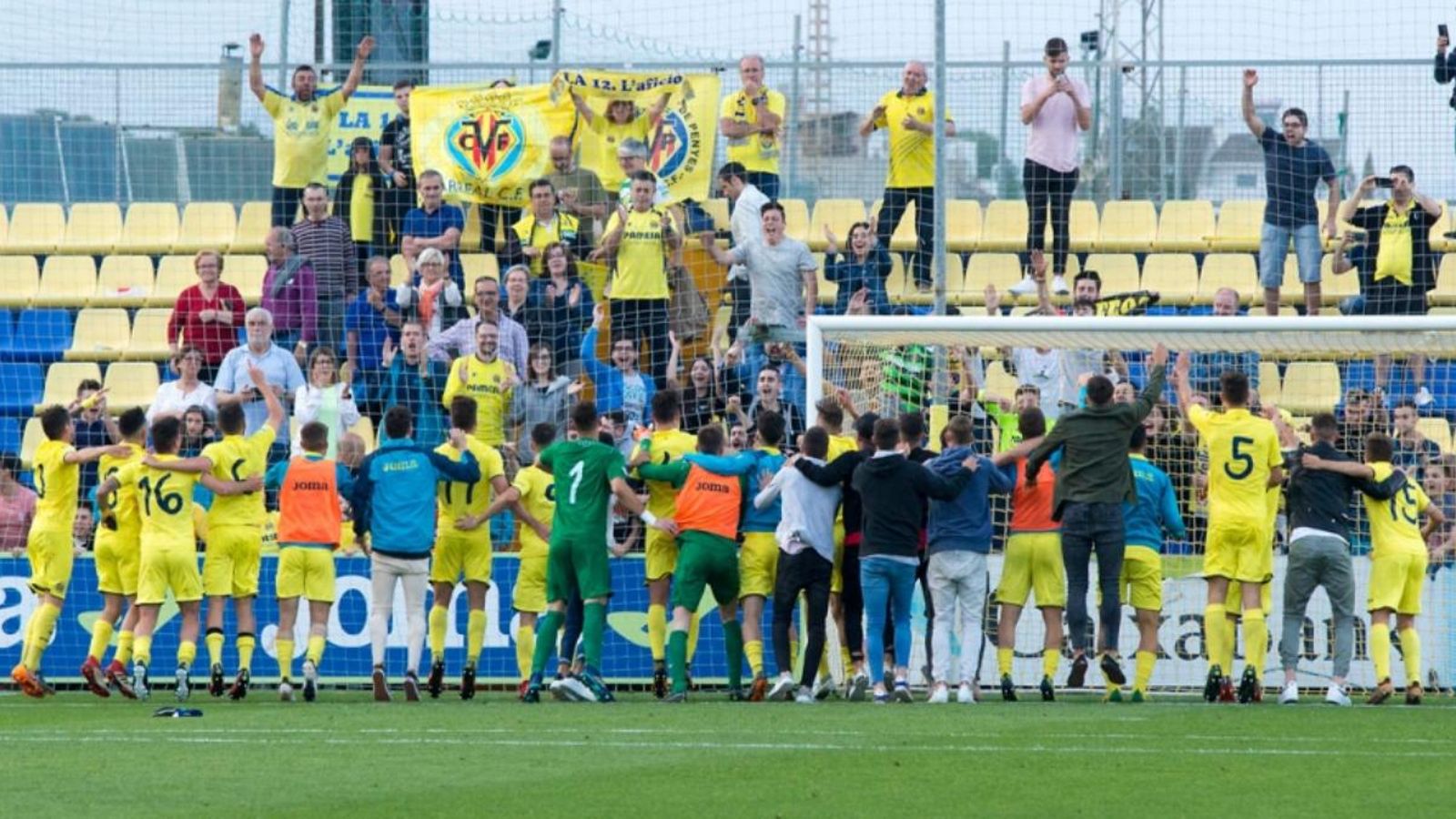 El Vila-real B celebra la classificació
