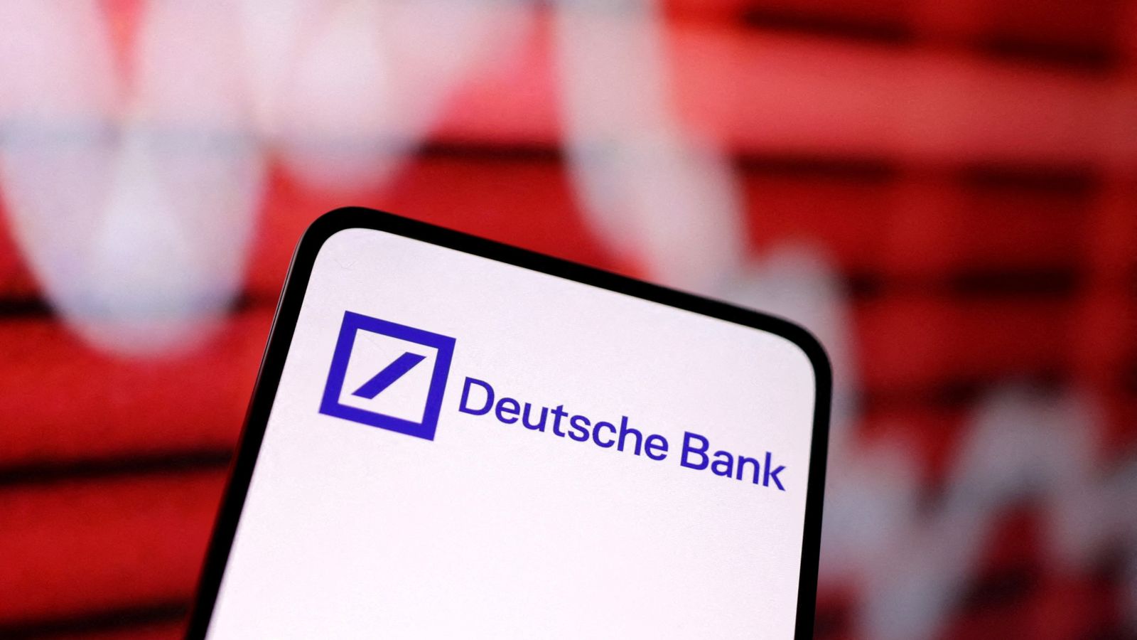El logotip de Deutsche Bank davant d'un gràfic d'accions decreixents