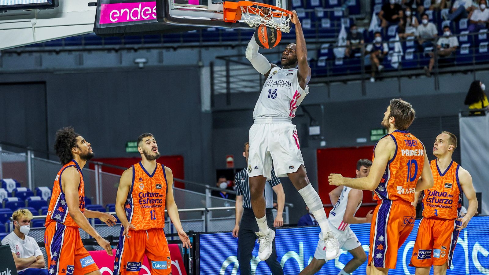 Usman Garuba es penja de la cistella davant la mirada dels jugadors taronja