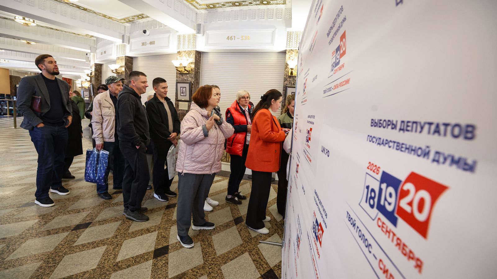 Ciutadans russos durant la primera jornada de les eleccions