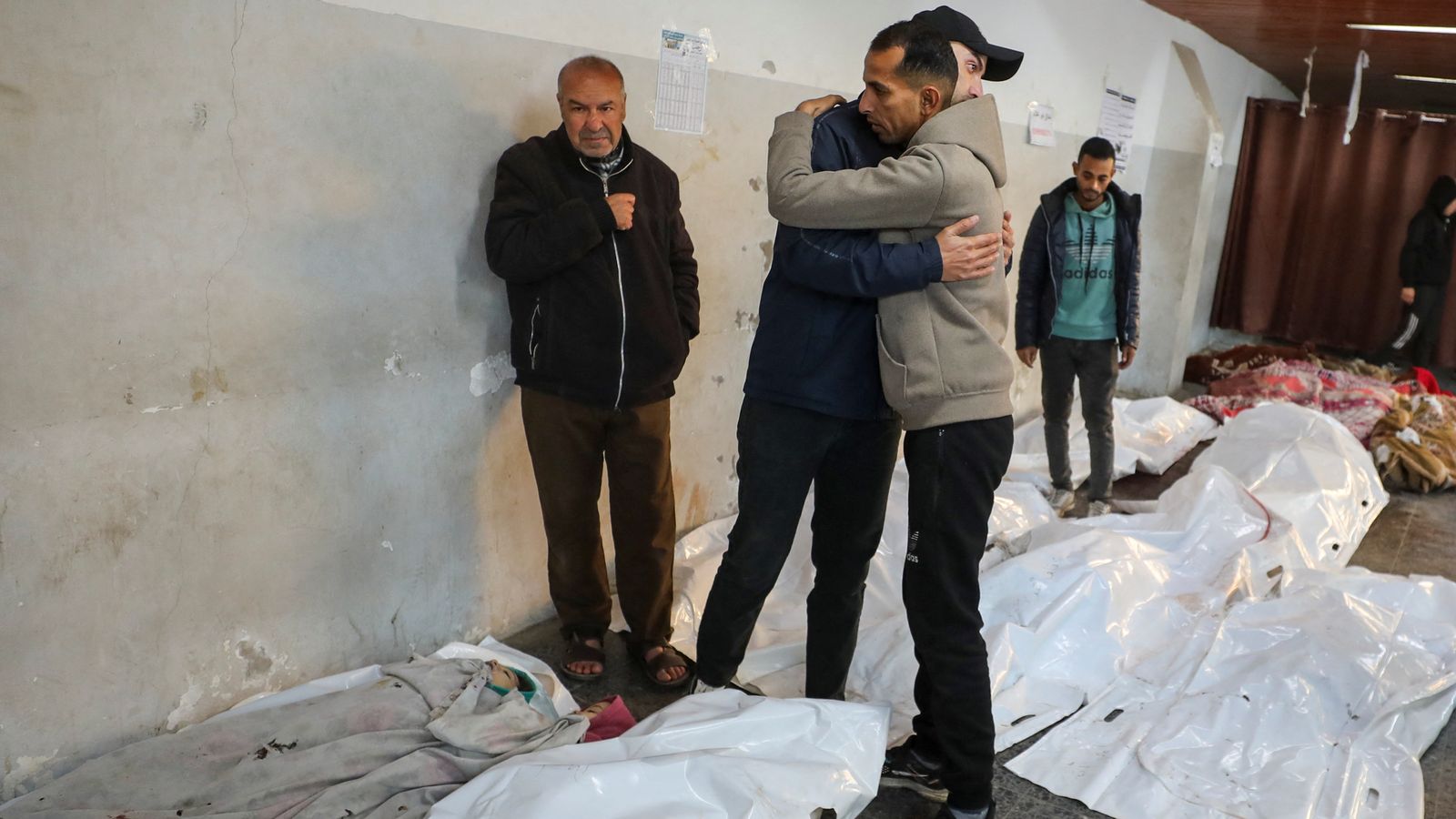 Uns palestins ploren les morts causes en un atac israelipa a la ciutat de Gaza