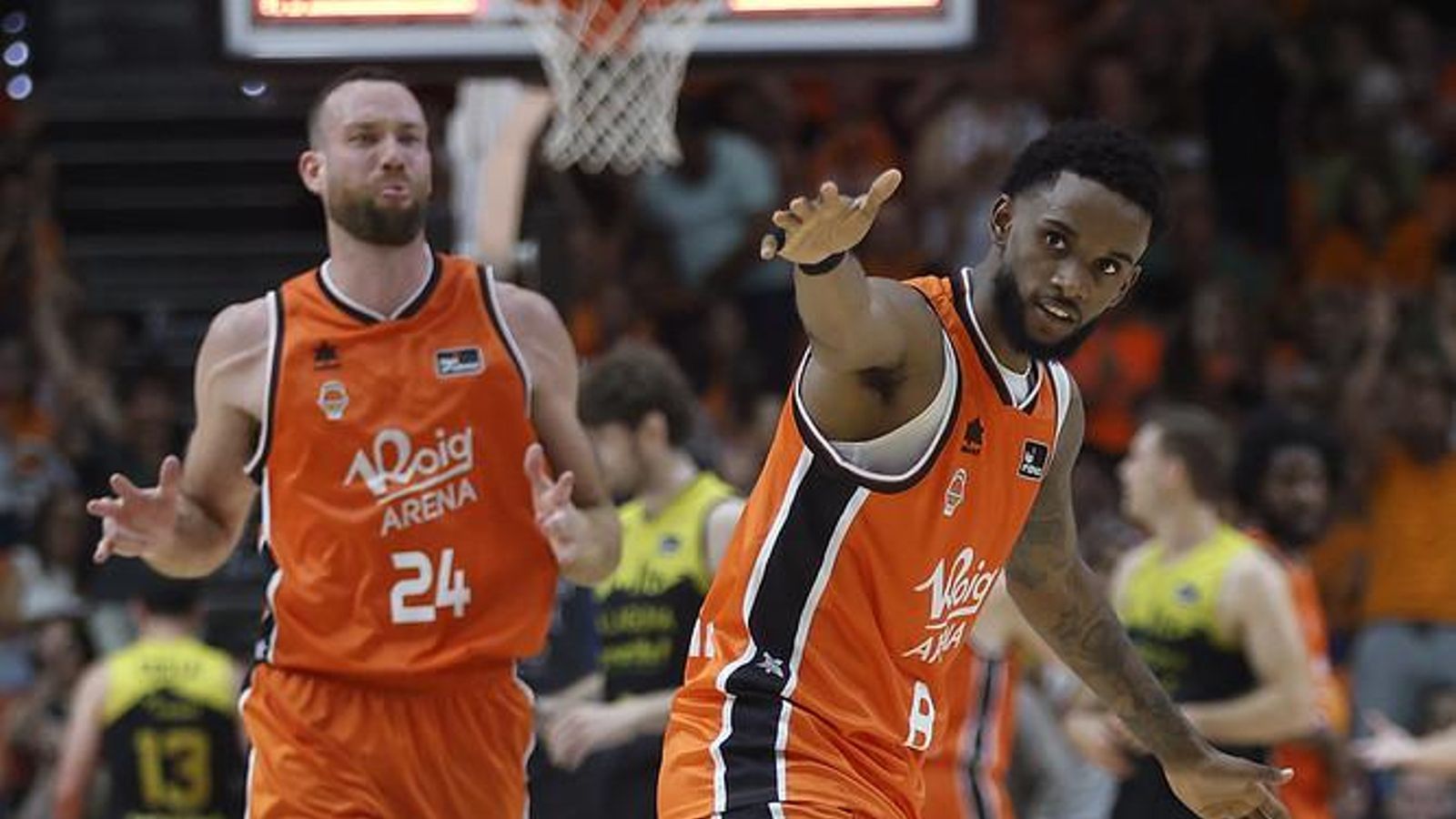 Matt Costelo i Jean Montero celebren el triomf a la Fonteta