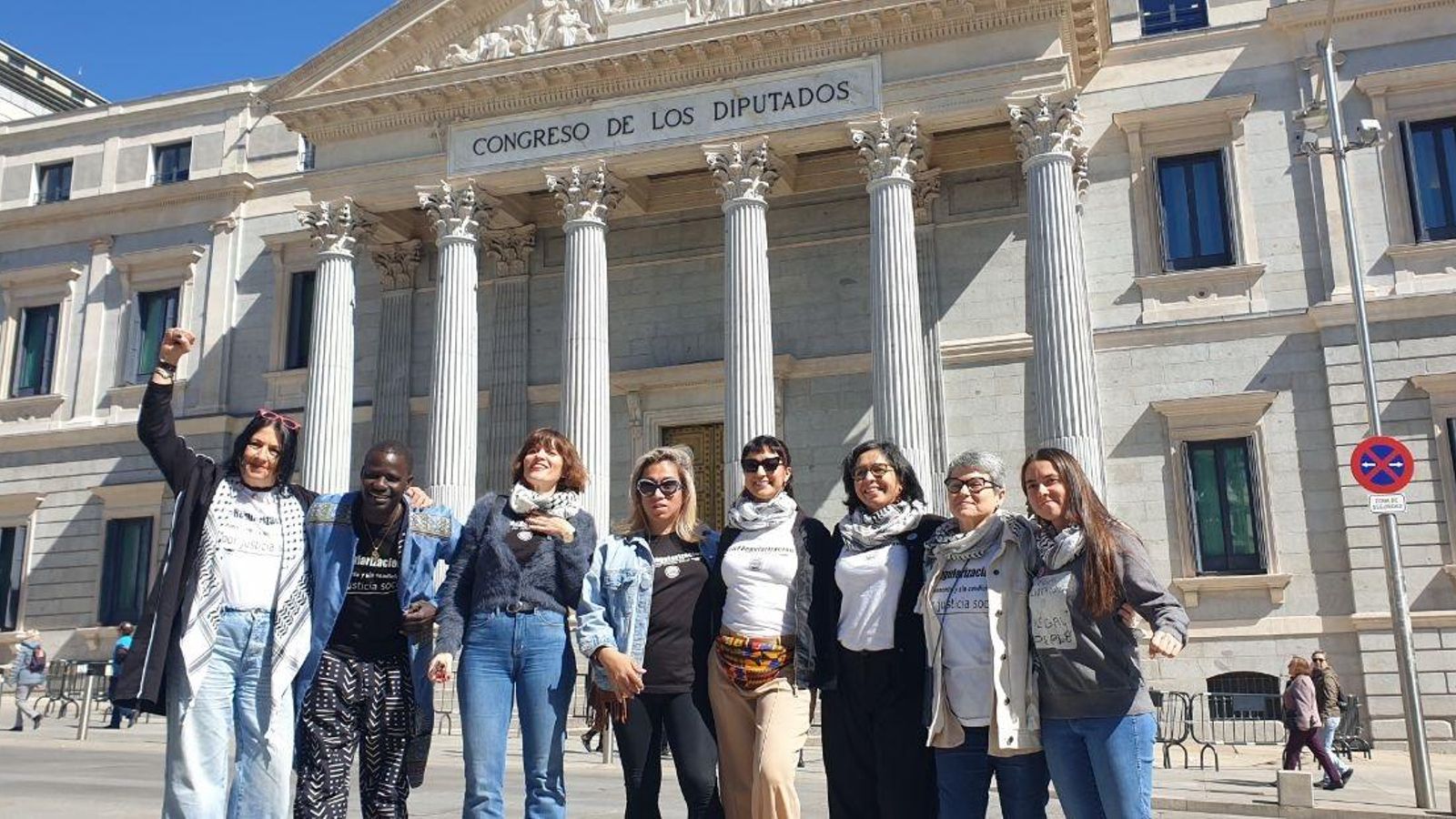 Membres de la plataforma Regularització Ja davant del Congrés
