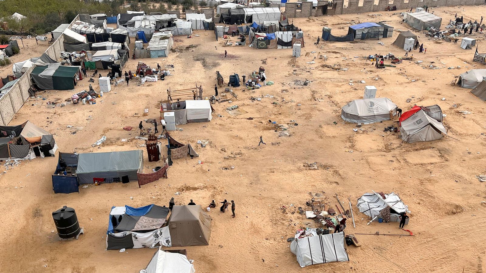 Els palestins desplaçats evacuen un campament després que Israel llançara una operació terrestre i aèria a Rafah