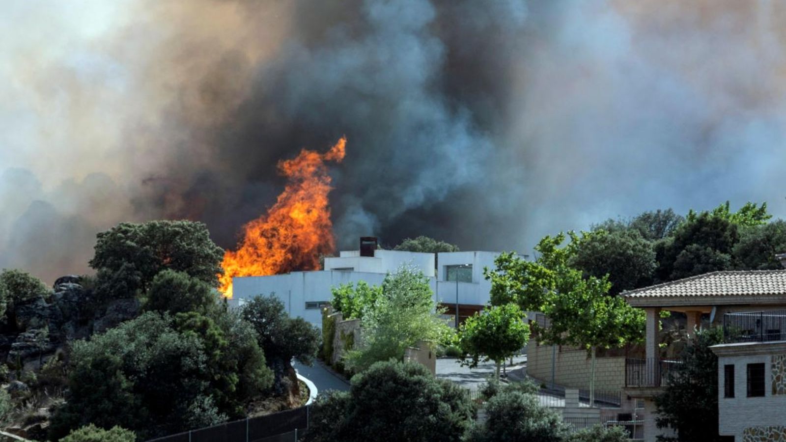 El foc ha obligat a desallotjar 400 veïns d'una urbanització de manera preventiva